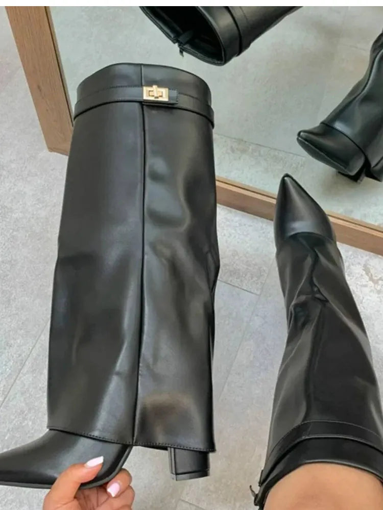 Bottes hautes avec boucle en métal